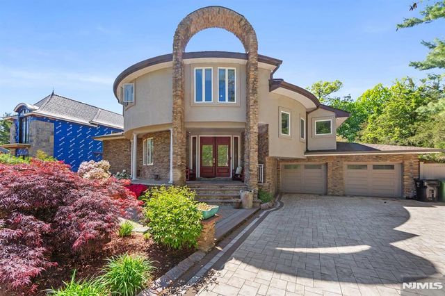 290 Dunkerhook Road, Paramus, NJ 07652