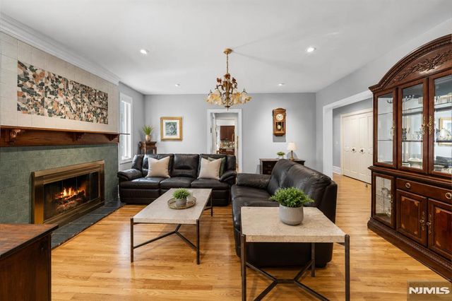 290 Dunkerhook Road, Paramus, NJ 07652
