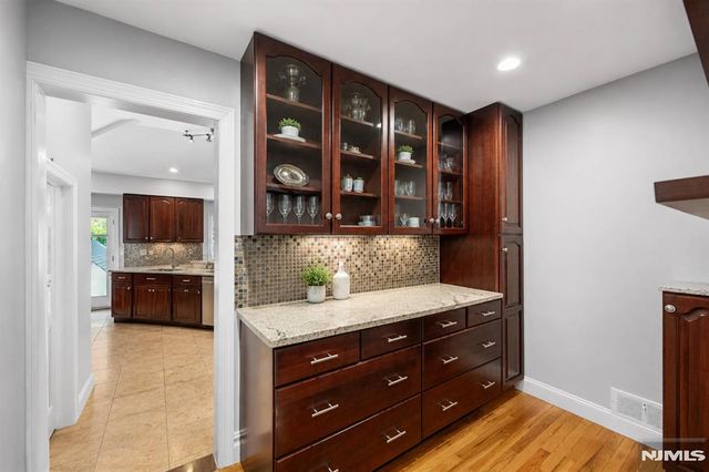 290 Dunkerhook Road, Paramus, NJ 07652
