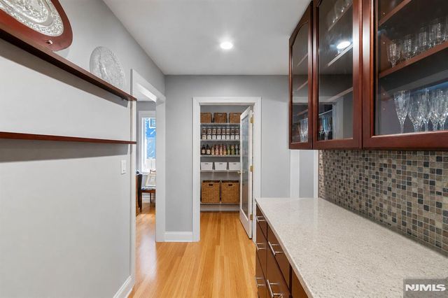 290 Dunkerhook Road, Paramus, NJ 07652