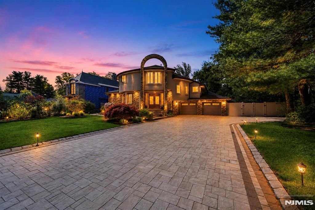 290 Dunkerhook Road, Paramus, NJ 07652