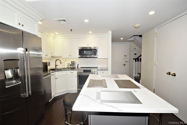 111 Cherry Valley Avenue M6, Garden City, NY 11530