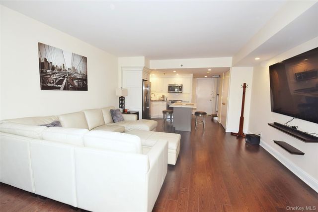 111 Cherry Valley Avenue M6, Garden City, NY 11530