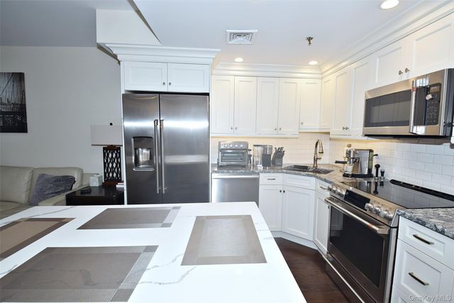 111 Cherry Valley Avenue M6, Garden City, NY 11530