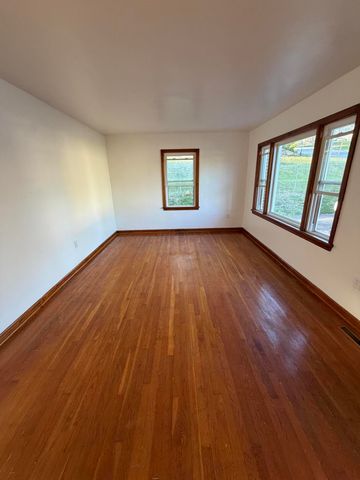 215 Barnett RD, Salem, VA 24153