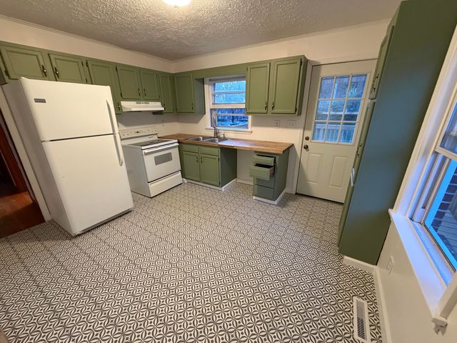 215 Barnett RD, Salem, VA 24153