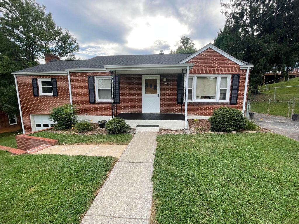 215 Barnett RD, Salem, VA 24153