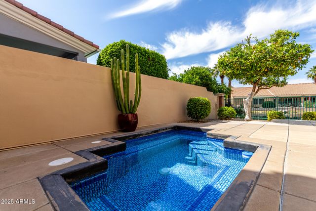 5812 W DEL LAGO Circle, Glendale, AZ 85308