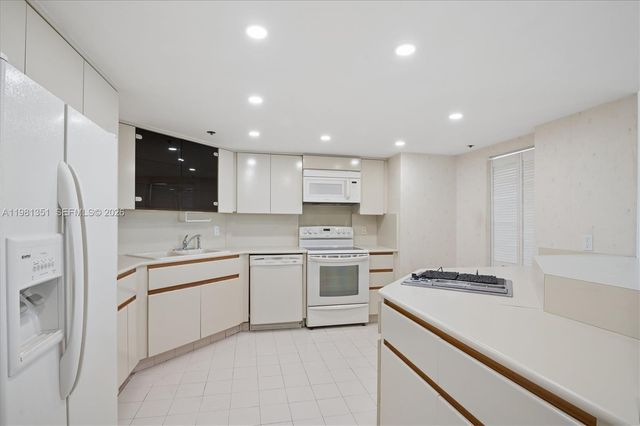 300 Three Islands Blvd 516, Hallandale Beach, FL 33009