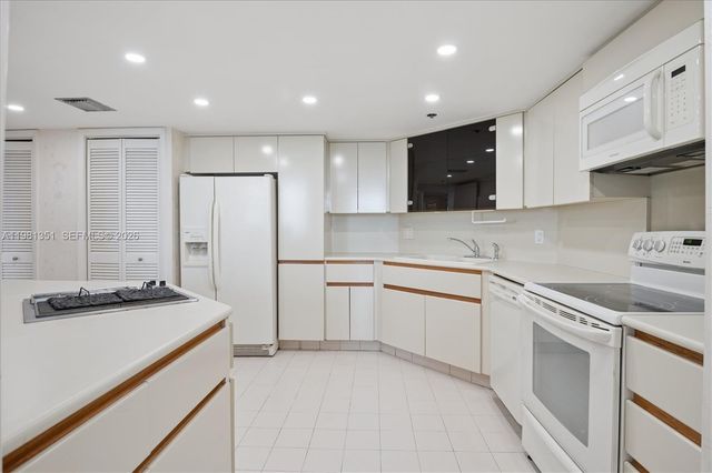 300 Three Islands Blvd 516, Hallandale Beach, FL 33009