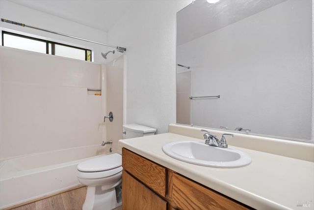 106 Courtyards E, Windsor, CA 95492