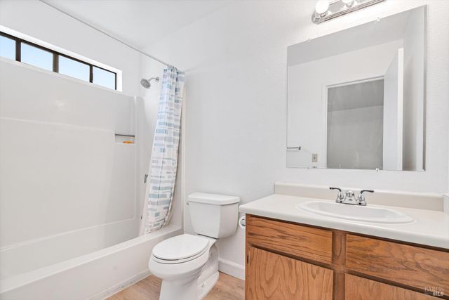 106 Courtyards E, Windsor, CA 95492