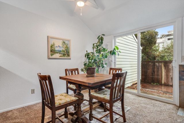 106 Courtyards E, Windsor, CA 95492