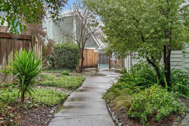 106 Courtyards E, Windsor, CA 95492