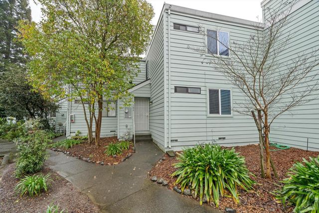 106 Courtyards E, Windsor, CA 95492