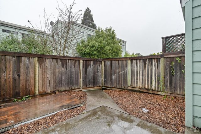 106 Courtyards E, Windsor, CA 95492