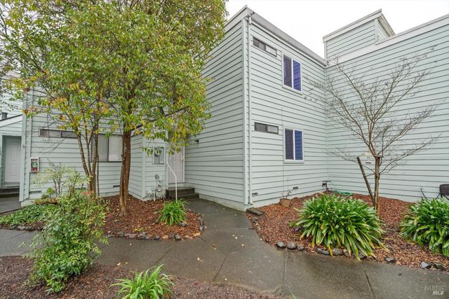 106 Courtyards E, Windsor, CA 95492