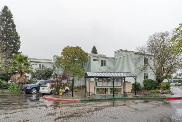 106 Courtyards E, Windsor, CA 95492