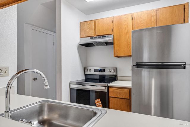 106 Courtyards E, Windsor, CA 95492