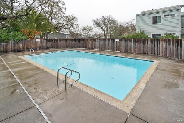 106 Courtyards E, Windsor, CA 95492