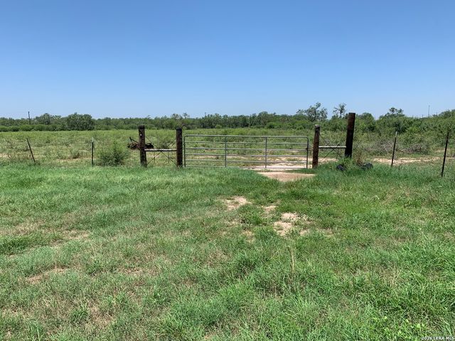 519 E 6714 E, Natalia, TX 78059