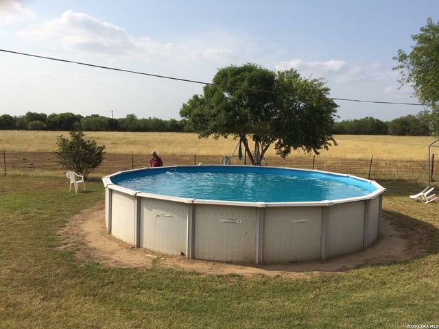 519 E 6714 E, Natalia, TX 78059