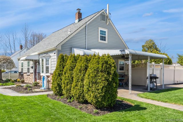 29 Spool Lane, Levittown, NY 11756