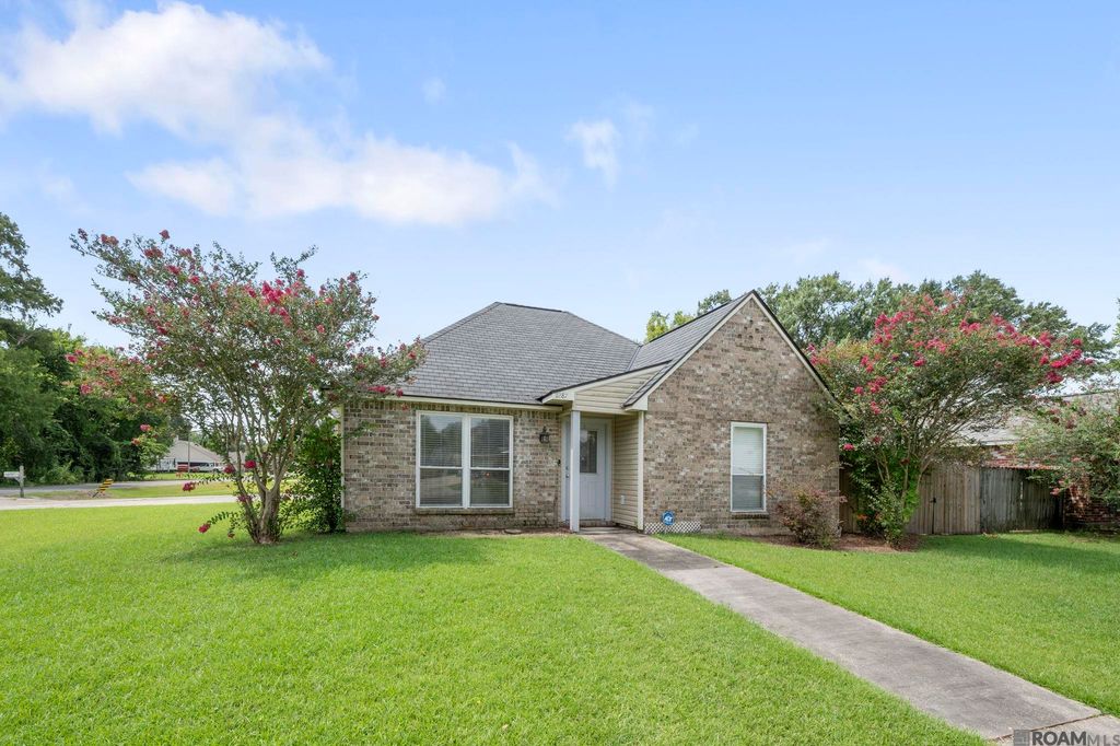 11287 Shelly St, St Amant, LA 70774