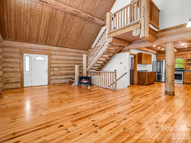 170 Old Mountain Pass, Hendersonville, NC 28792