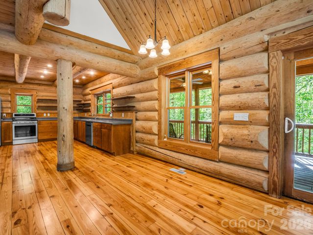 170 Old Mountain Pass, Hendersonville, NC 28792