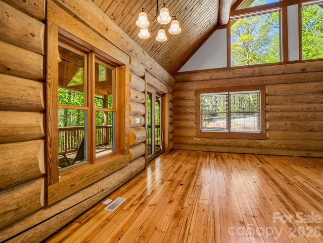 170 Old Mountain Pass, Hendersonville, NC 28792