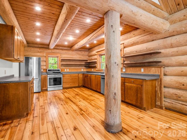170 Old Mountain Pass, Hendersonville, NC 28792