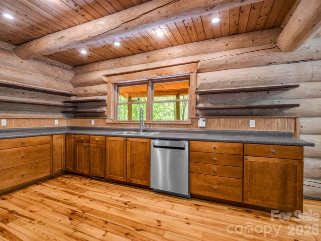 170 Old Mountain Pass, Hendersonville, NC 28792
