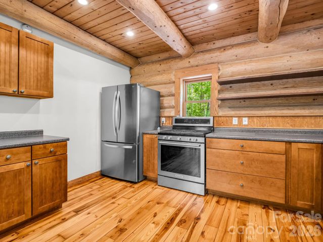 170 Old Mountain Pass, Hendersonville, NC 28792