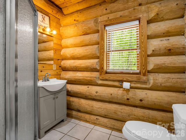 170 Old Mountain Pass, Hendersonville, NC 28792