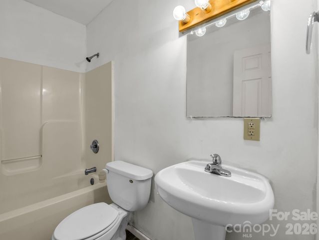 170 Old Mountain Pass, Hendersonville, NC 28792