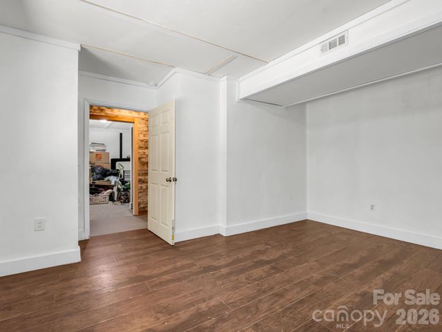 170 Old Mountain Pass, Hendersonville, NC 28792