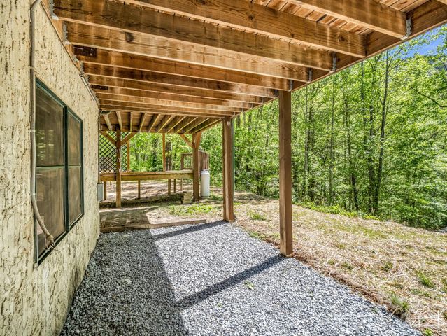 170 Old Mountain Pass, Hendersonville, NC 28792