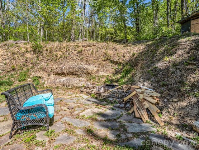 170 Old Mountain Pass, Hendersonville, NC 28792