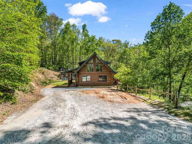 170 Old Mountain Pass, Hendersonville, NC 28792