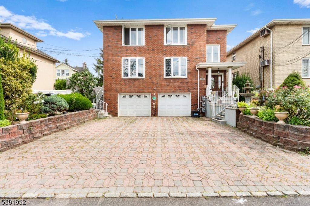 2460 1St St, Fort Lee Boro, NJ 07024