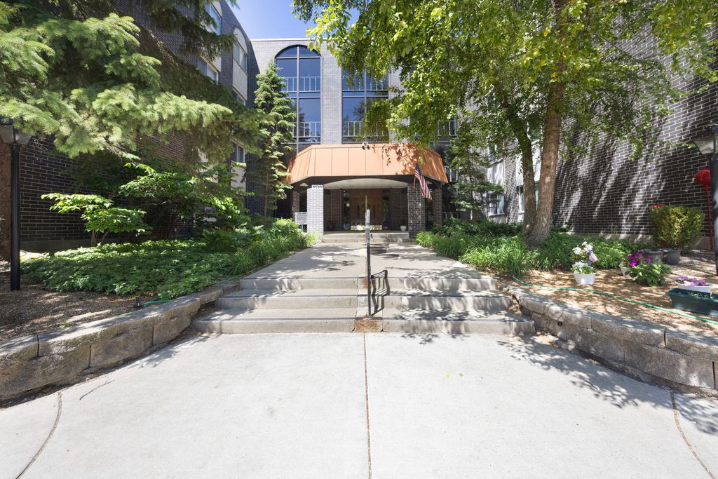 9530 Lamon Avenue 401, Skokie, IL 60077
