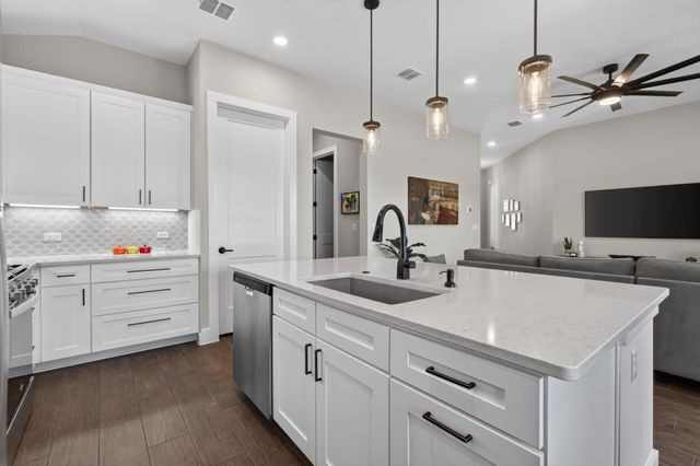 221 Sweeping Sage LN, San Marcos, TX 78666