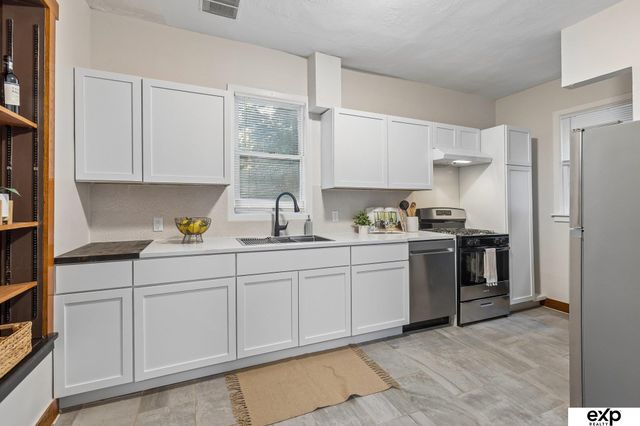 4721 California Street, Omaha, NE 68132