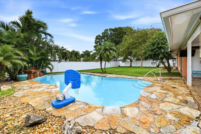 8805 KENWOOD ROAD, Seminole, FL 33777