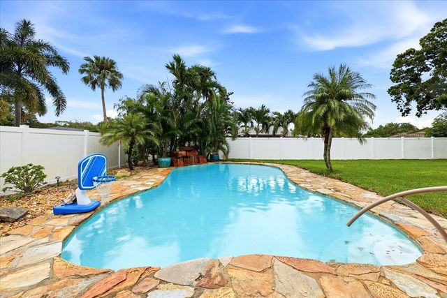 8805 KENWOOD ROAD, Seminole, FL 33777