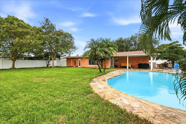 8805 KENWOOD ROAD, Seminole, FL 33777