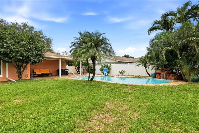 8805 KENWOOD ROAD, Seminole, FL 33777