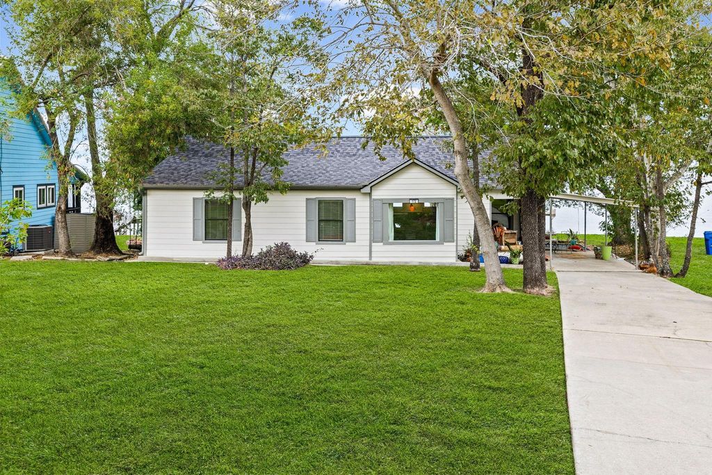 172 Indian Shore, Livingston, TX 77351