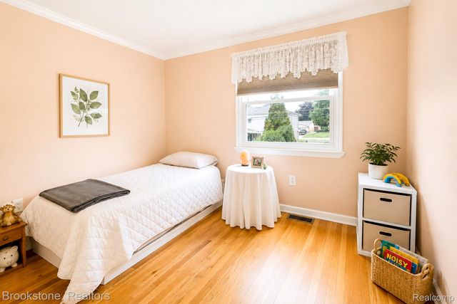 45737 Kensington, Utica, MI 48317